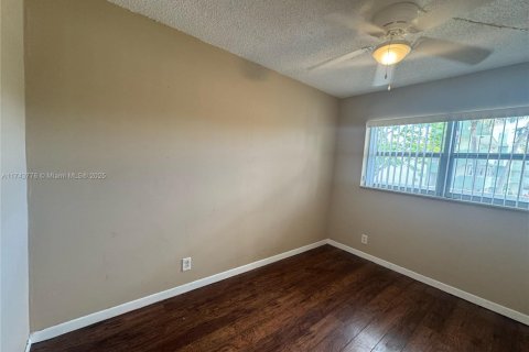 Condo in Tamarac, Florida, 2 bedrooms № 1940575 - photo 18