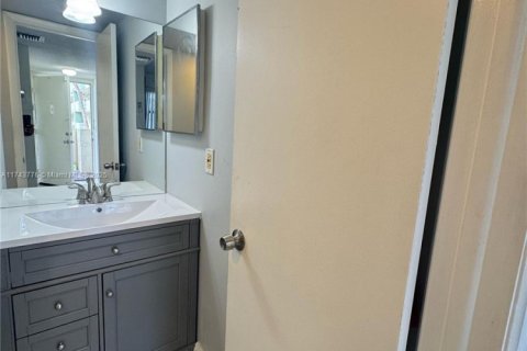 Condo in Tamarac, Florida, 2 bedrooms № 1940575 - photo 17