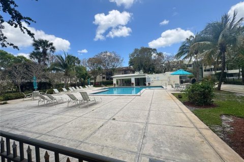 Condo in Tamarac, Florida, 2 bedrooms № 1940575 - photo 4