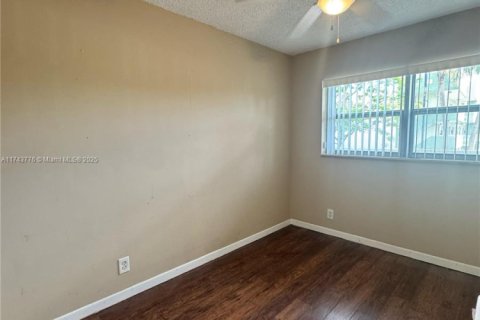 Condo in Tamarac, Florida, 2 bedrooms № 1940575 - photo 20
