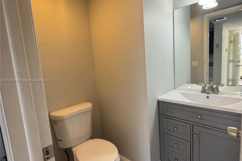 Condo in Tamarac, Florida, 2 bedrooms № 1940575 - photo 23