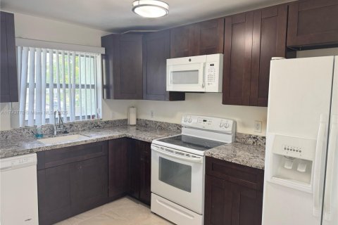 Condo in Tamarac, Florida, 2 bedrooms № 1940575 - photo 26