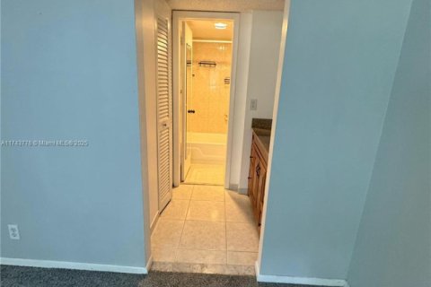 Condo in Tamarac, Florida, 2 bedrooms № 1940575 - photo 14