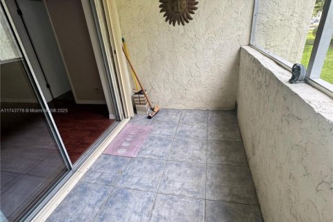 Condo in Tamarac, Florida, 2 bedrooms № 1940575 - photo 11