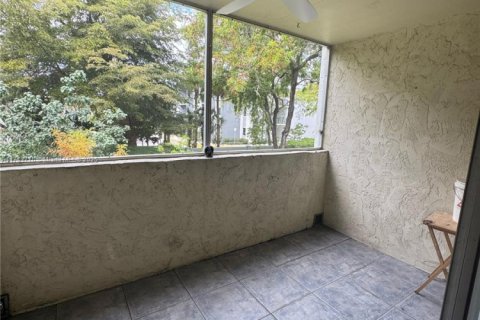 Condo in Tamarac, Florida, 2 bedrooms № 1940575 - photo 10