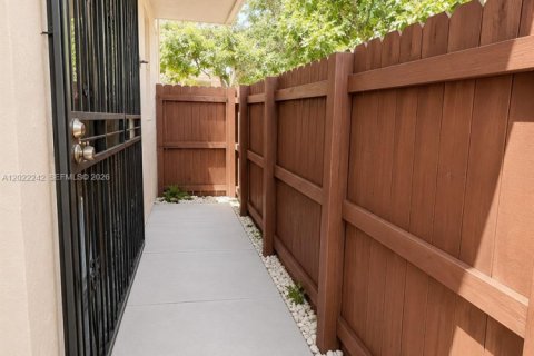 Touwnhouse à louer à Miami, Floride: 4 chambres, 121.98 m2 № 2155088 - photo 13