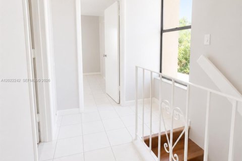 Touwnhouse à louer à Miami, Floride: 4 chambres, 121.98 m2 № 2155088 - photo 8