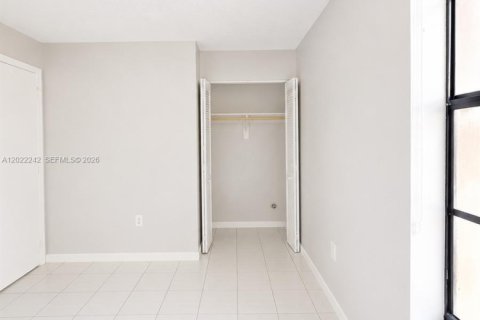 Touwnhouse à louer à Miami, Floride: 4 chambres, 121.98 m2 № 2155088 - photo 11