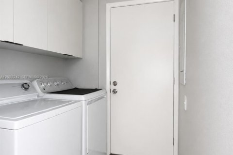 Touwnhouse à louer à Miami, Floride: 4 chambres, 121.98 m2 № 2155088 - photo 4