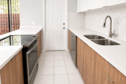 Touwnhouse à louer à Miami, Floride: 4 chambres, 121.98 m2 № 2155088 - photo 3