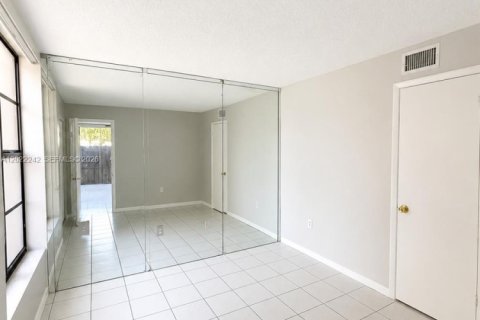 Touwnhouse à louer à Miami, Floride: 4 chambres, 121.98 m2 № 2155088 - photo 5