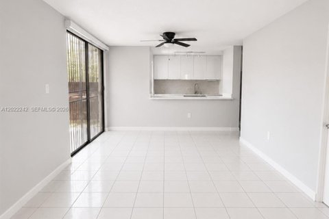 Touwnhouse à louer à Miami, Floride: 4 chambres, 121.98 m2 № 2155088 - photo 2