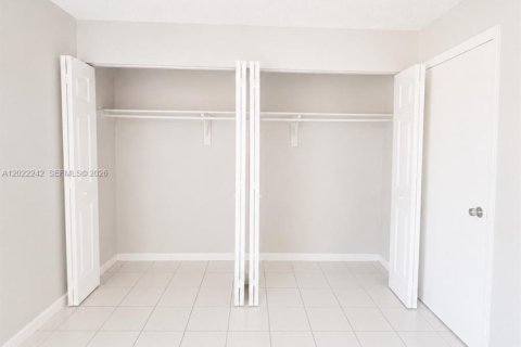 Touwnhouse à louer à Miami, Floride: 4 chambres, 121.98 m2 № 2155088 - photo 10