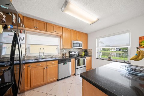 House in Sunrise, Florida 4 bedrooms, 142.05 sq.m. № 1895770 - photo 17