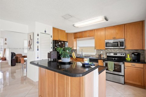 House in Sunrise, Florida 4 bedrooms, 142.05 sq.m. № 1895770 - photo 2