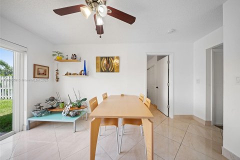 House in Sunrise, Florida 4 bedrooms, 142.05 sq.m. № 1895770 - photo 27