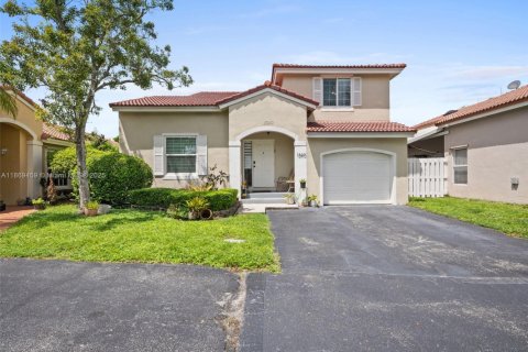 House in Sunrise, Florida 4 bedrooms, 142.05 sq.m. № 1895770 - photo 1
