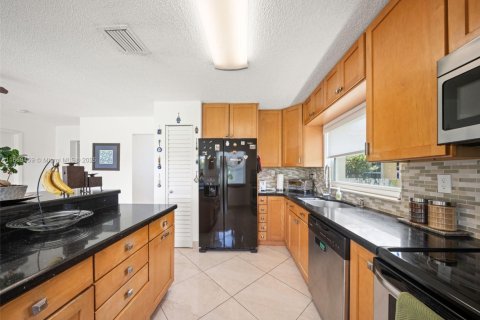 House in Sunrise, Florida 4 bedrooms, 142.05 sq.m. № 1895770 - photo 16