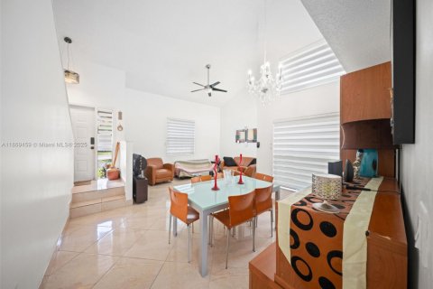 House in Sunrise, Florida 4 bedrooms, 142.05 sq.m. № 1895770 - photo 3