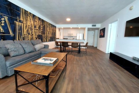 Condo in Miami, Florida, 1 bedroom  № 2002085 - photo 3