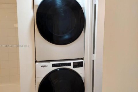 Condo in Miami, Florida, 1 bedroom  № 2002085 - photo 16