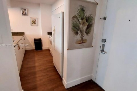 Condo in Miami, Florida, 1 bedroom  № 2002085 - photo 12