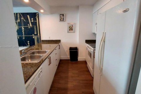 Condo in Miami, Florida, 1 bedroom  № 2002085 - photo 13
