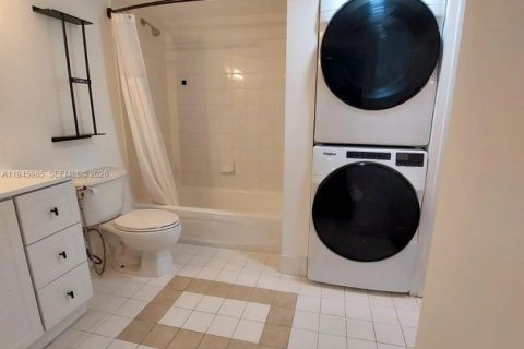 Condo in Miami, Florida, 1 bedroom  № 2002085 - photo 15