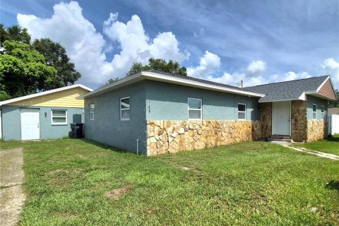 House in Tampa, Florida 5 bedrooms, 191.47 sq.m. № 2156046