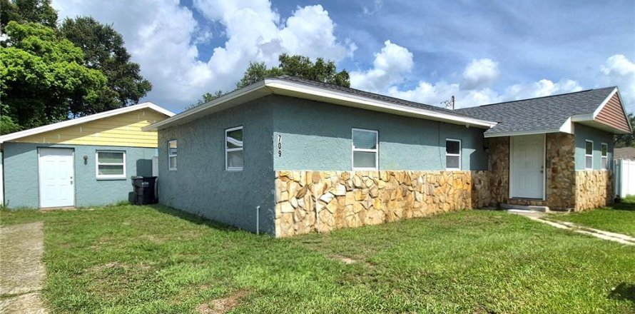 House in Tampa, Florida 5 bedrooms, 191.47 sq.m. № 2156046