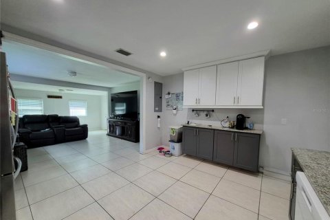 House in Tampa, Florida 5 bedrooms, 191.47 sq.m. № 2156046 - photo 6