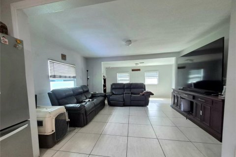 House in Tampa, Florida 5 bedrooms, 191.47 sq.m. № 2156046 - photo 5