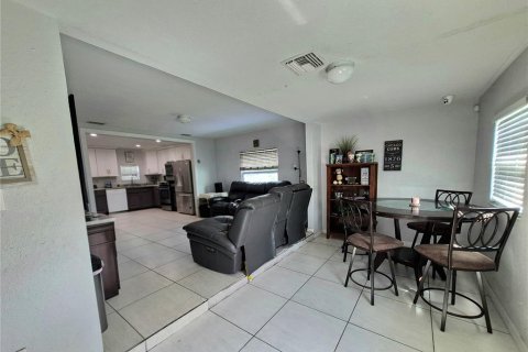 House in Tampa, Florida 5 bedrooms, 191.47 sq.m. № 2156046 - photo 3
