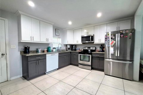 House in Tampa, Florida 5 bedrooms, 191.47 sq.m. № 2156046 - photo 4