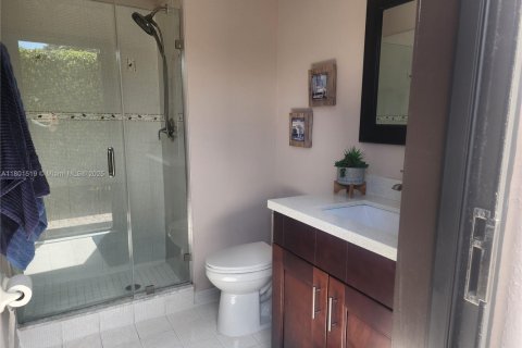 Casa en venta en Miami, Florida, 4 dormitorios, 216.09 m2 № 1728724 - foto 25