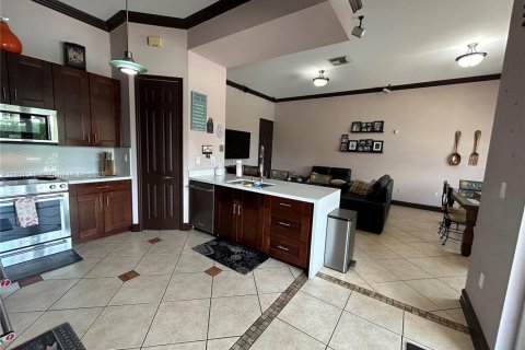 Casa en venta en Miami, Florida, 4 dormitorios, 216.09 m2 № 1728724 - foto 4
