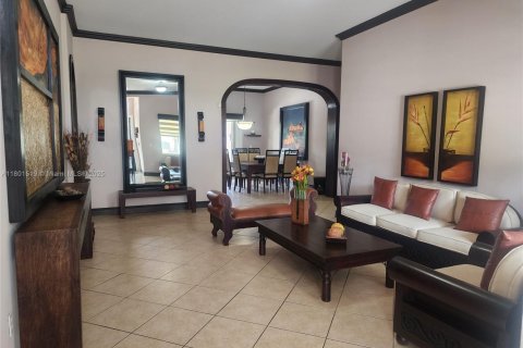 Casa en venta en Miami, Florida, 4 dormitorios, 216.09 m2 № 1728724 - foto 2