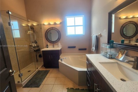 Casa en venta en Miami, Florida, 4 dormitorios, 216.09 m2 № 1728724 - foto 22