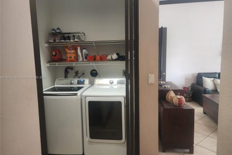 Casa en venta en Miami, Florida, 4 dormitorios, 216.09 m2 № 1728724 - foto 11