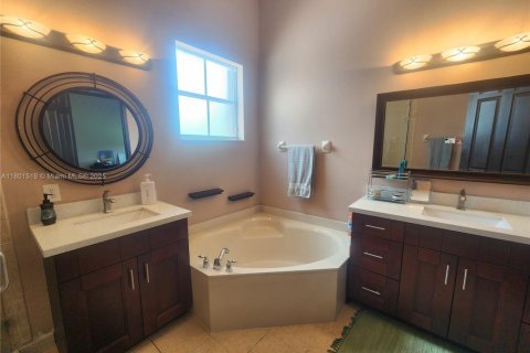 Casa en venta en Miami, Florida, 4 dormitorios, 216.09 m2 № 1728724 - foto 21