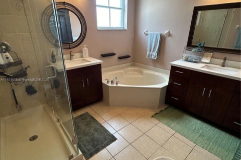 Casa en venta en Miami, Florida, 4 dormitorios, 216.09 m2 № 1728724 - foto 24