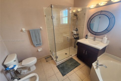 Casa en venta en Miami, Florida, 4 dormitorios, 216.09 m2 № 1728724 - foto 23