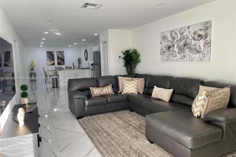 Villa ou maison à vendre à Miami, Floride: 2 chambres, 120.77 m2 № 1998403 - photo 16