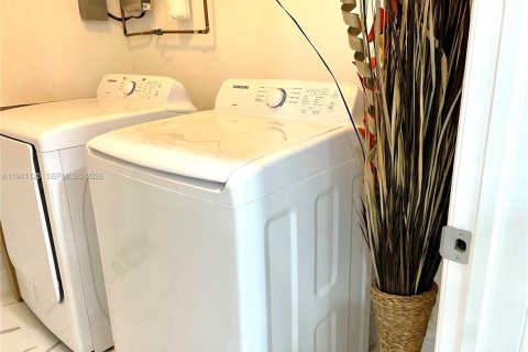 Villa ou maison à vendre à Miami, Floride: 2 chambres, 120.77 m2 № 1998403 - photo 12