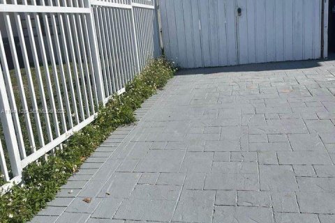 Villa ou maison à vendre à Miami, Floride: 2 chambres, 120.77 m2 № 1998403 - photo 6