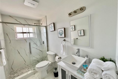 Villa ou maison à vendre à Miami, Floride: 2 chambres, 120.77 m2 № 1998403 - photo 3
