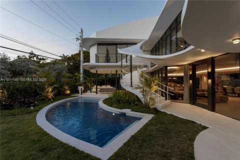 Villa ou maison à vendre à Miami, Floride: 5 chambres, 384.8 m2 № 2041314 - photo 2