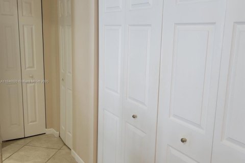 Copropriété à vendre à Hallandale Beach, Floride: 1 chambre, 80.82 m2 № 1940713 - photo 16