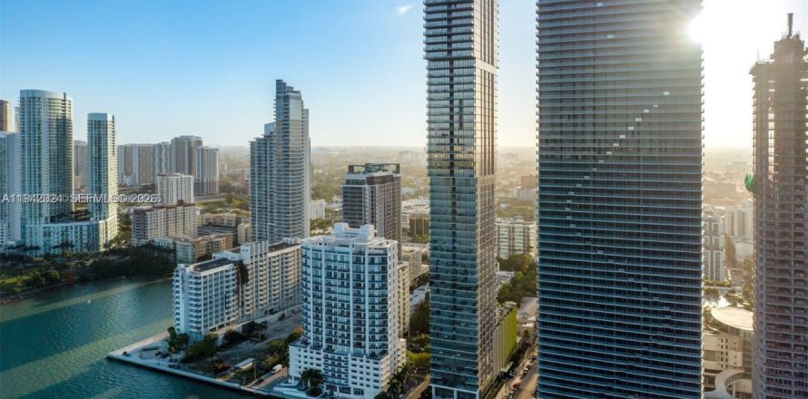 Condo à Miami, Floride, 4 chambres  № 1999005