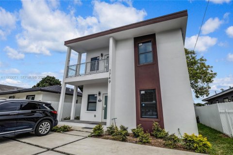 Casa en alquiler en Miami, Florida, 3 dormitorios, 174.66 m2 № 2054479 - foto 2